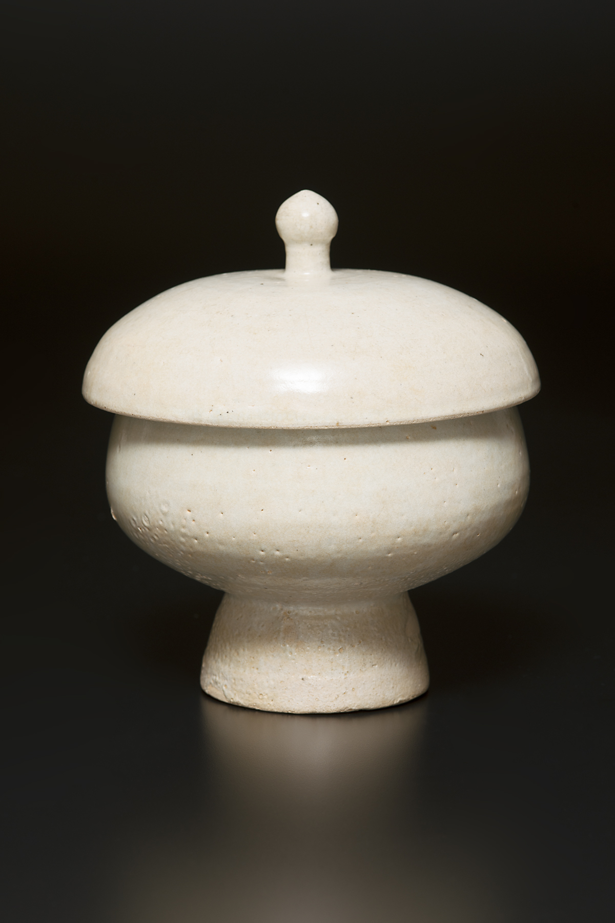 lidded bowl on stand with Cintāmani handle